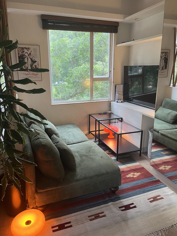 Tai Ping Shan Studio In Authentic Walk‑up - Sai Ying Pun