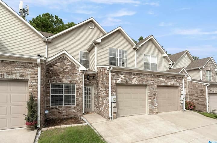 Cozy Townhome W/ Fireplace • Near I-65 & I-459 - Hoover, AL