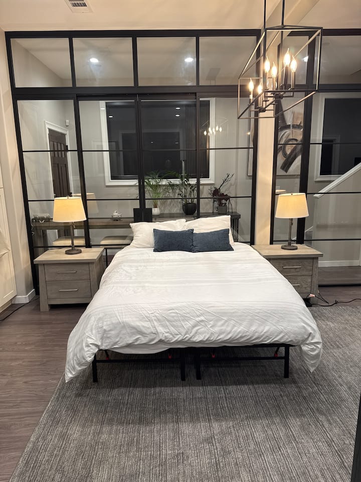 房子的其他部分都与玻璃隔断隔绝了。房东在房屋被预订期间不会入住，因此您可以独享整套房子。Ublockout 100 遮光遥控窗帘可以让你在房间内控制，保护隐私。