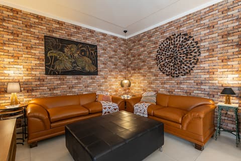 Top Airbnb: Terrace-Elevator-Air Conditioning-Prime Location. in Botucatu