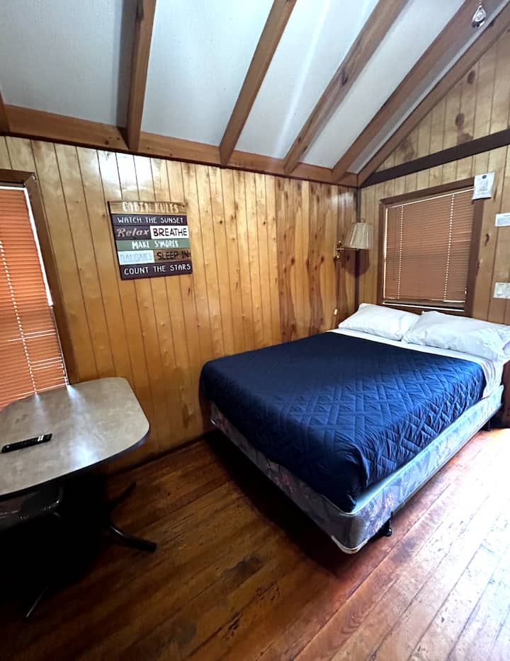 Deluxe Cabin - The Bear Den - Folkston, GA