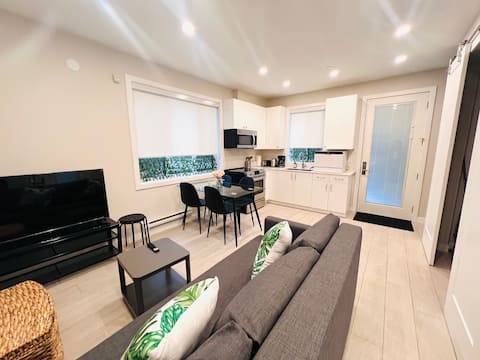 Popular Airbnb listing: Cozy House: 2 floors l 1 BD+Den l 1.5 BA Sleeps 5 in South Cambie