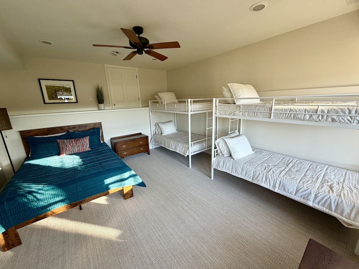 غرفة النوم: تتميز بسرير بحجم كوين ومجموعتين من الأسرّة المزدوجة فوق الأسرّة المزدوجة. 