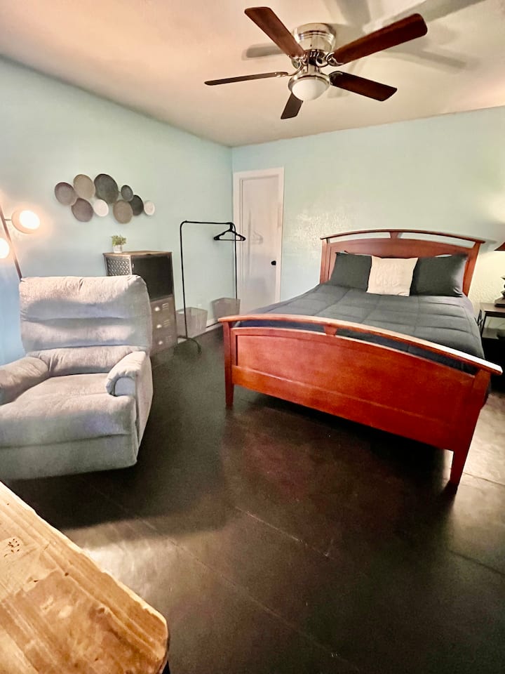 Chambre spacieuse et confortable avec un lit queen, des draps confortables, un fauteuil inclinable moelleux et une télévision à écran plat. Les tons apaisants et l'espace ouvert facilitent la détente.