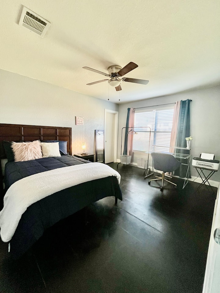 La chambre 3 dispose d'un lit queen confortable et d'un espace de travail lumineux dédié près de la fenêtre, idéal pour le travail à distance ou les séjours plus longs. Comprend un support de suspension ouvert, un miroir pleine longueur et un grand espace pour se détendre, travailler et se défaire confortablement.