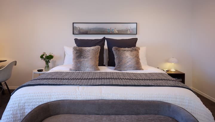 Posteľ King v izbe Piñon je možné na požiadanie premeniť na dve samostatné postele XL.