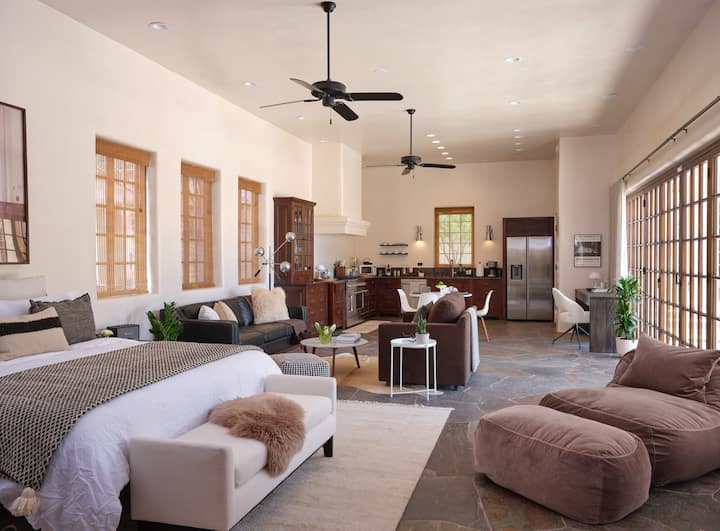 Casita má rozdelenú manželskú posteľ King, ktorá sa na požiadanie môže stať dvoma samostatnými posteľami XL. Táto izba má tiež dvojitú rozkladaciu stoličku ideálnu pre dieťa. Casita má plne vybavenú kuchyňu, práčku a sušičku a dve kúpeľne so sprchovacím kútom.