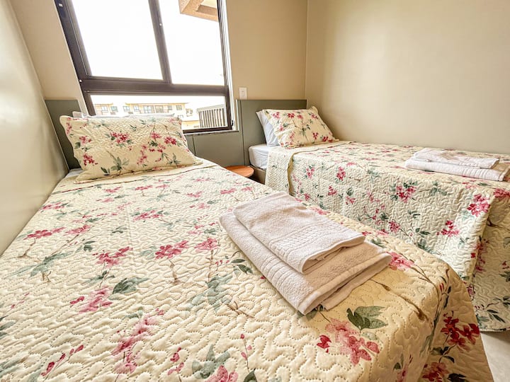 Спална соба со единечни кревети кои можеме да ги споиме за да формираме голем брачен кревет. Простор за да работите удобно и приватно.