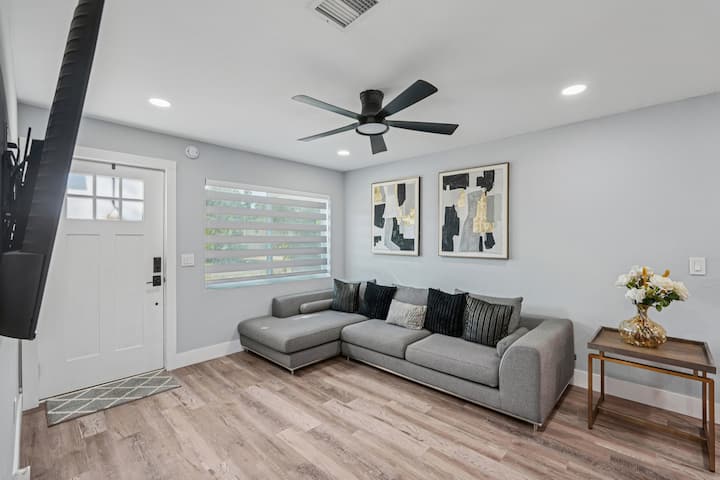 2bd/2ba Retreat -Fast Wi-fi- Near Beach & Downtown - North Fort Myers, FL