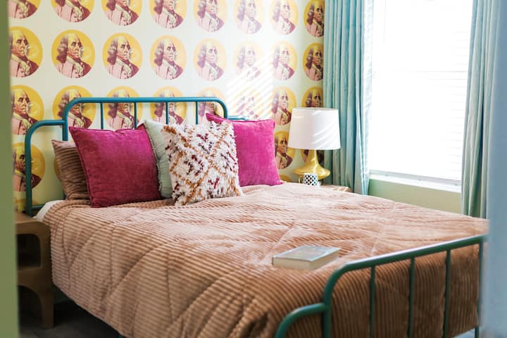 A queen bed fit for a founding father with a sugar habit.