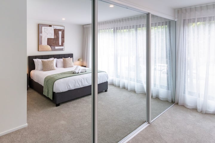 Dormitorio principal: cama tamaño king, amplio espacio en el armario, hermosa luz natural, baño privado.