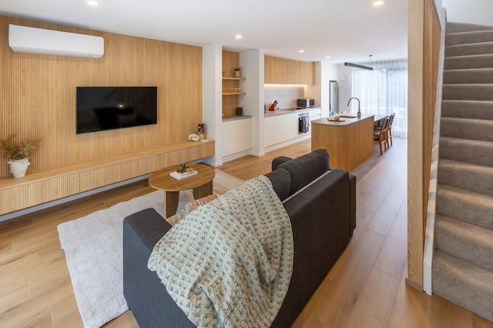 Diseño de interiores profesional de diseño abierto de sala de estar, comedor y cocina totalmente equipada