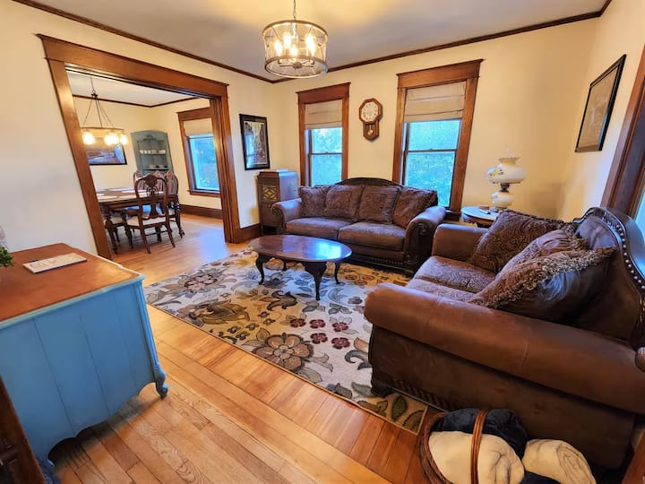 The Bluebell Manor.4 Bedrooms. Theater Room - Lake Wisconsin