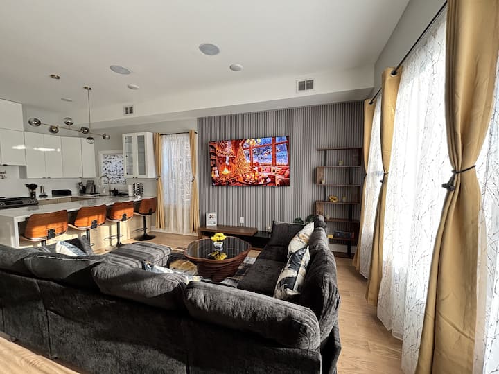 Luxe Penthouse | Parking | Mins To Ny & Metlife! - Jersey City, NJ