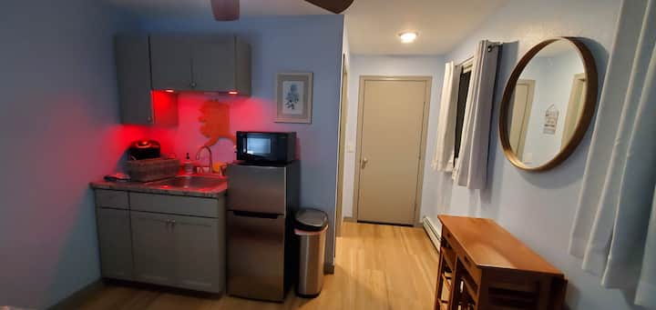 مطبخ صغير ومدخل