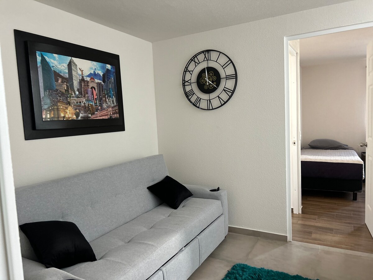 楼上电视房配备一张标准双人沙发床 