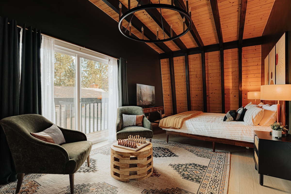 Vaulted wood ceilings, a plush bed, and a cozy sitting area that makes winding down feel effortless. Wake up to natural light, sip your coffee, and start the day slow in total comfort.