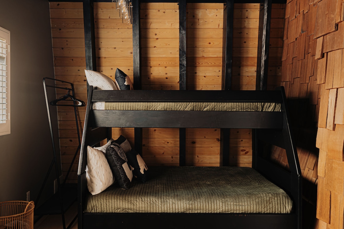 Bonus sleeping spot in the game room!
Cozy bunk bed setup that’s perfect for kids or extra guests and keeps the fun going even after lights out.