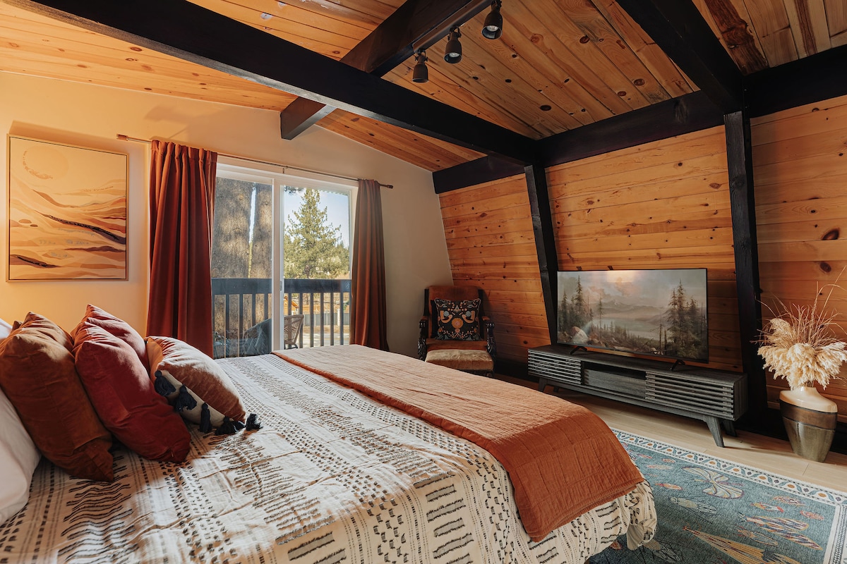Wake up to pine views and fresh mountain air!
This bedroom has sliding doors that open to the deck so you can sip your coffee outside and take in that Big Bear scenery.