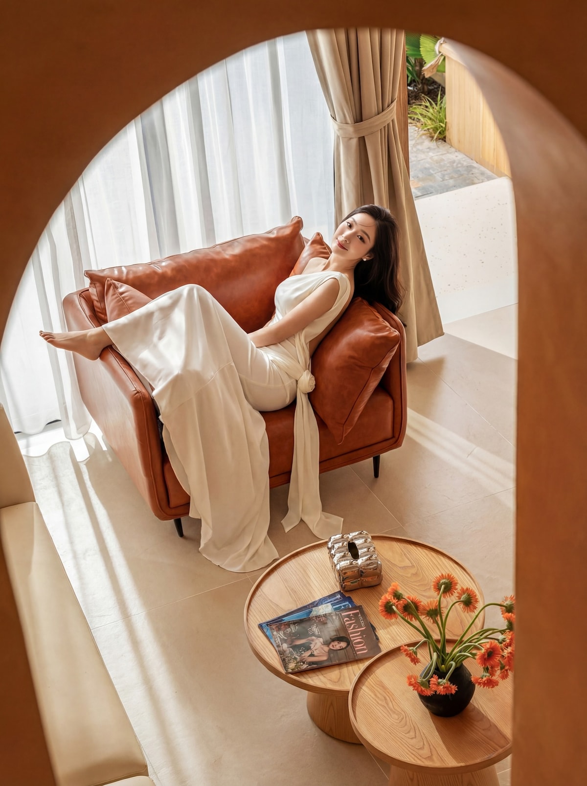 Moderna sala de estar con cómodo sofá, aire acondicionado central, cojines suaves, televisor inteligente de 85", Wi-Fi de alta velocidad y una puerta de entrada inteligente con acceso con código y facecall.Las grandes puertas de vidrio aportan luz y brisa, creando un espacio perfecto para que todos se conecten.