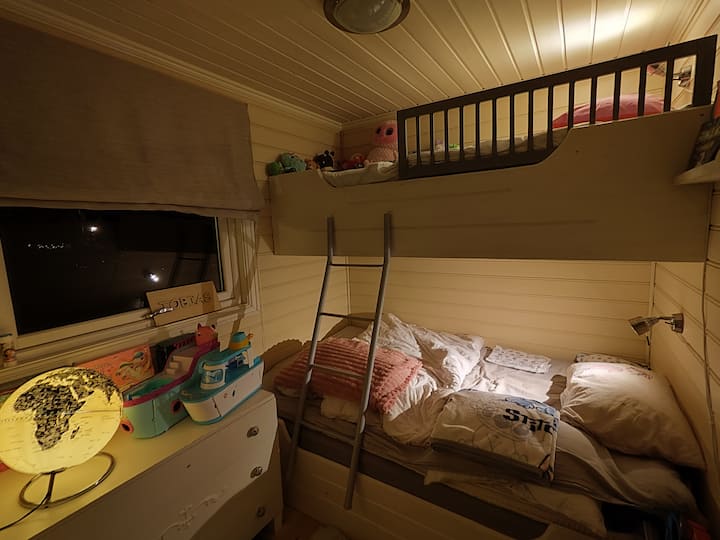 La cama de abajo es una cama mediana con un sobrecolchón Tempur de 90 x 200 cm. La cama en sí mide 120 x 200 cm. Por lo tanto, en esta zona hay una pequeña franja sin cubrecolchón. La cama superior mide 80 x 200 cm y tiene un sobrecolchón Wellpur. 