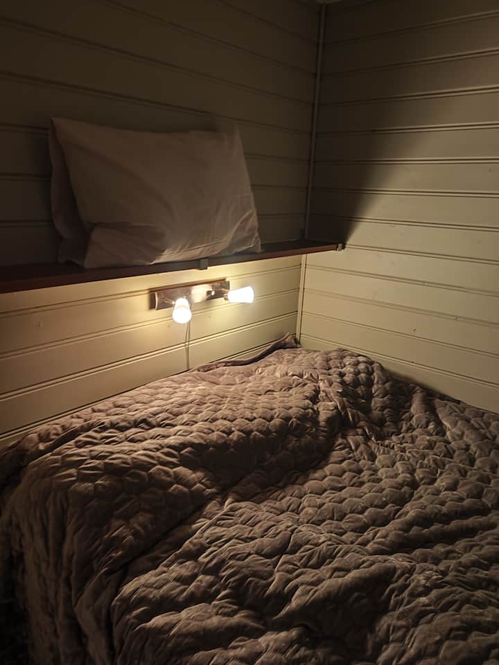 Cama grande con un sobrecolchón Tempur grueso de 140 x 200 cm