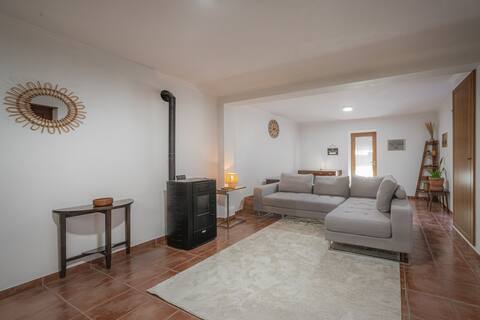 Popular Airbnb listing: Quinta Aurora - Heated, Private Pool & Ocean View in Estreito Da Calheta