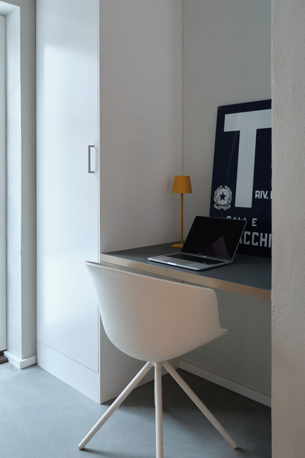 V tejto izbe sa nachádza aj útulný kancelársky priestor.