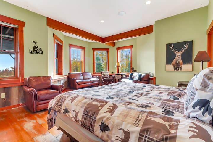 Chumba cha kulala namba 7 kitanda cha King na TV, eneo la kukaa, Bafu la chumbani namba 8 (7,5) sinki, bomba la mvua, choo na bide (choo janja)