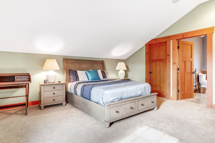 Chumba cha kulala namba 5 kitanda cha mfalme na ofisi ndogo, kabati kubwa. Bafu la chumbani #6, choo na bide (choo janja), sinki mbili, bomba la mvua.