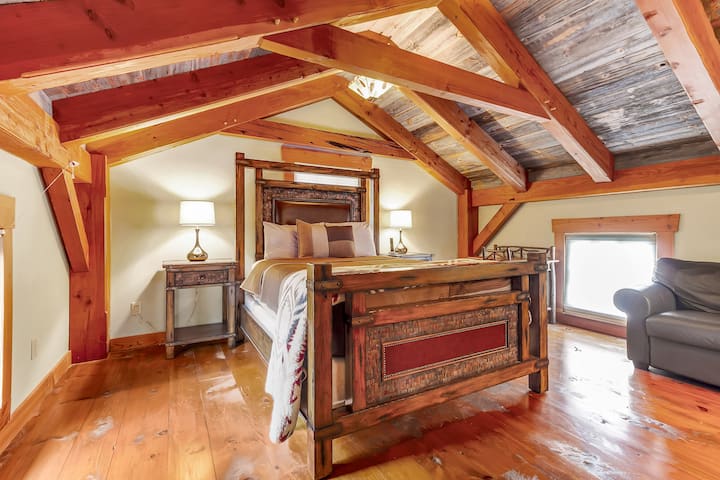 Chumba cha kulala namba 4 kitanda cha malkia na ofisi ndogo, kochi na runinga na bafu la ndani namba 5, beseni na bomba la mvua, sinki, choo na bide (choo janja)