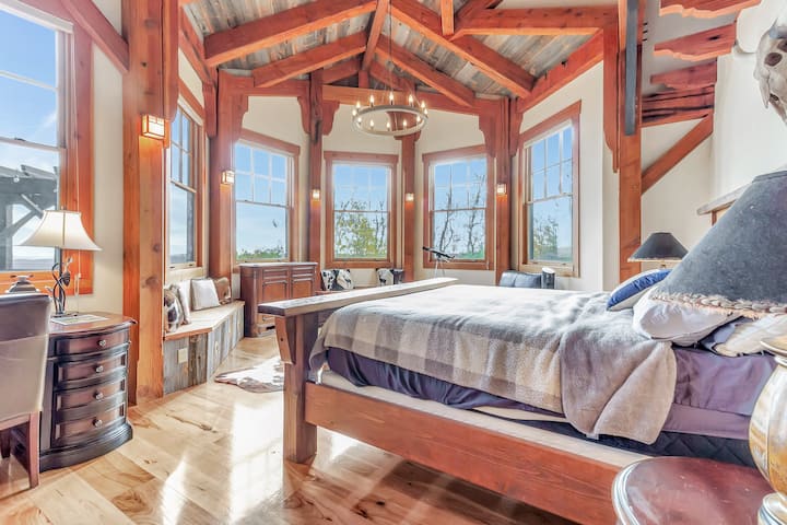 Chumba kikuu cha kulala namba 2 Kitanda cha Mfalme na ofisi, mashine ya kahawa. Mwonekano mzuri wa sitaha na milima! Bafu la ndani #3 beseni, bomba la mvua, choo na bide (choo janja), masinki 2. Kabati kubwa