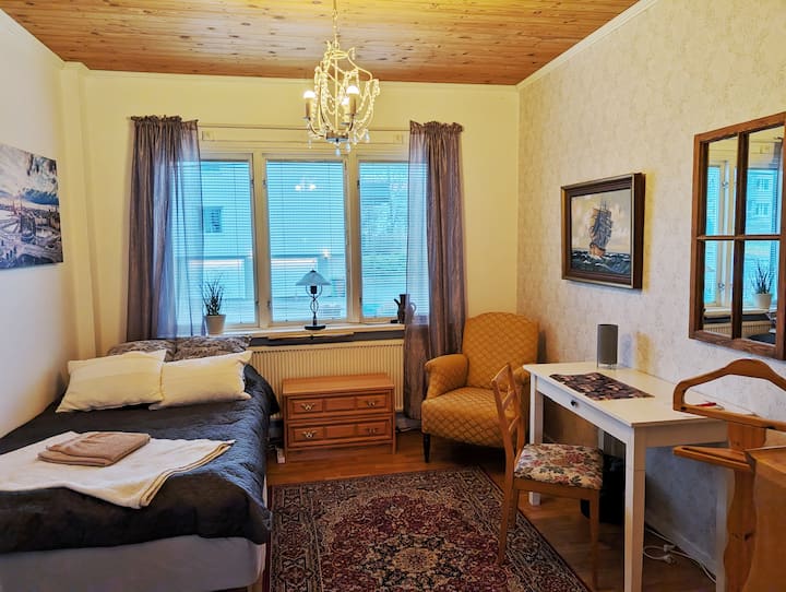 מיטה 120 ס"מ. טלוויזיה + Apple-TV. מקום עבודה.