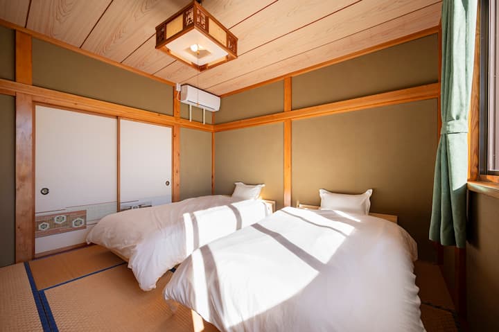明るい光の差し込む和室になります。