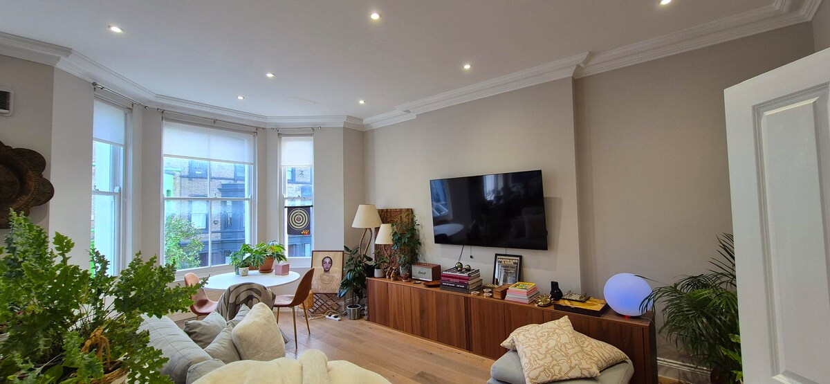 Top performing Airbnb: Stylish Notting Hill Dream Home on Iconic Road in Queen's Park