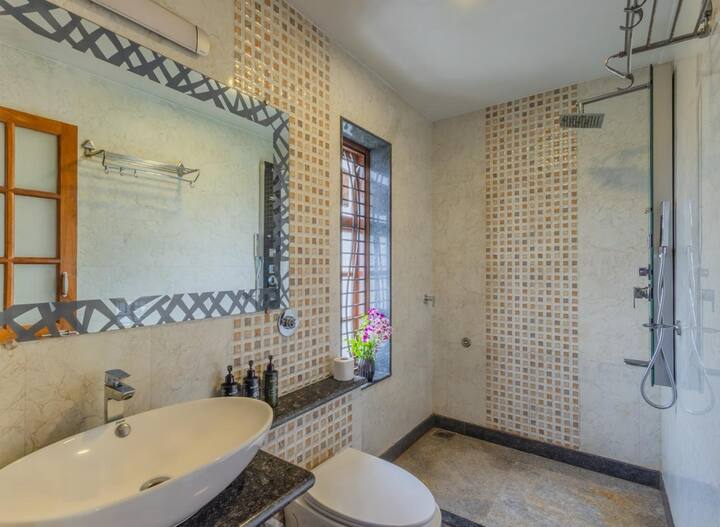 Full bathroom image 1
