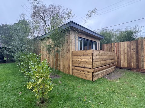 A Luxury Lodge with Double Jacuzzi Bath /Netflix
