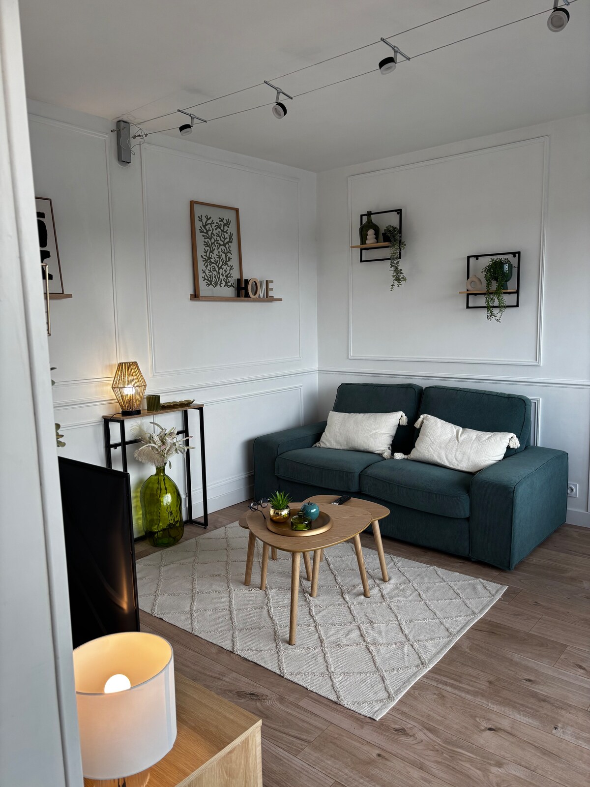 Popular Airbnb listing: Sea & Dunes View • Le Nid du Rivage, cozy cocoon in Courseulles Sur Mer