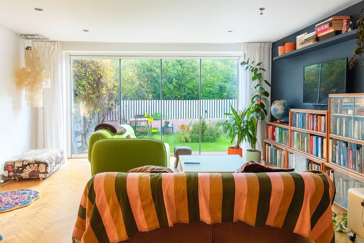 开放式起居区，配备带Netflix和Prime的智能电视、高速光纤宽带、两张舒适的沙发和优雅的镶木地板。 我们还提供各种艺术和摄影书籍。 露台门通往阳光明媚的甲板