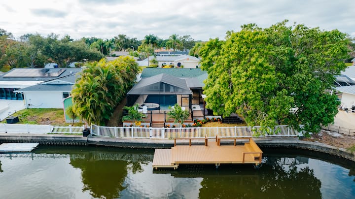 Clearwater Aquavista Retreat - Pool Heating Avail - Clearwater Beach, FL