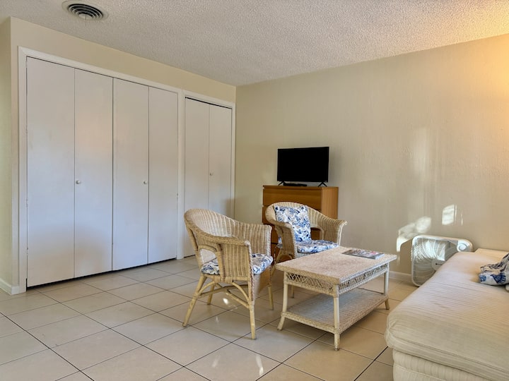 Coastal Studio W/ Full Kitchen Steps To The Beach - Pompano Beach, FL