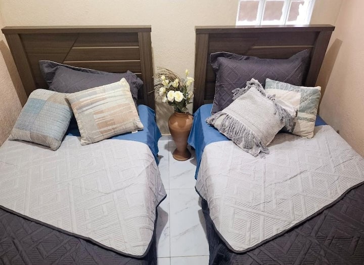 两张单人床，配备全套床上用品 