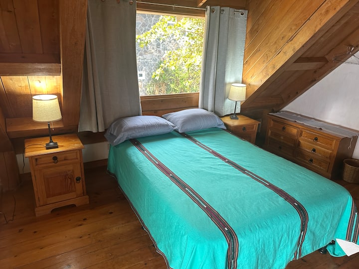 Tendrás una acogedora cama tamaño queen y una cómoda cama individual listas para ti, perfectas para relajarte, descansar y dormir bien.