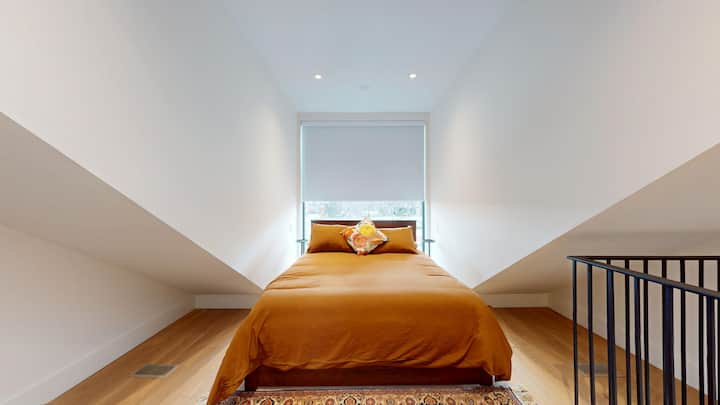 Toto je novopostavený (2025) dom v srdci štvrte Leslieville v Toronte. 10 minút východne od centra Toronta