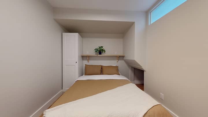 Toto je novopostavený (2025) dom v srdci štvrte Leslieville v Toronte. 10 minút východne od centra Toronta