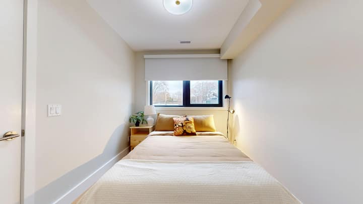 Toto je novopostavený (2025) dom v srdci štvrte Leslieville v Toronte. 10 minút východne od centra Toronta