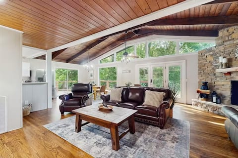 Top Airbnb: Creek Song Hideaway in Fairgarden