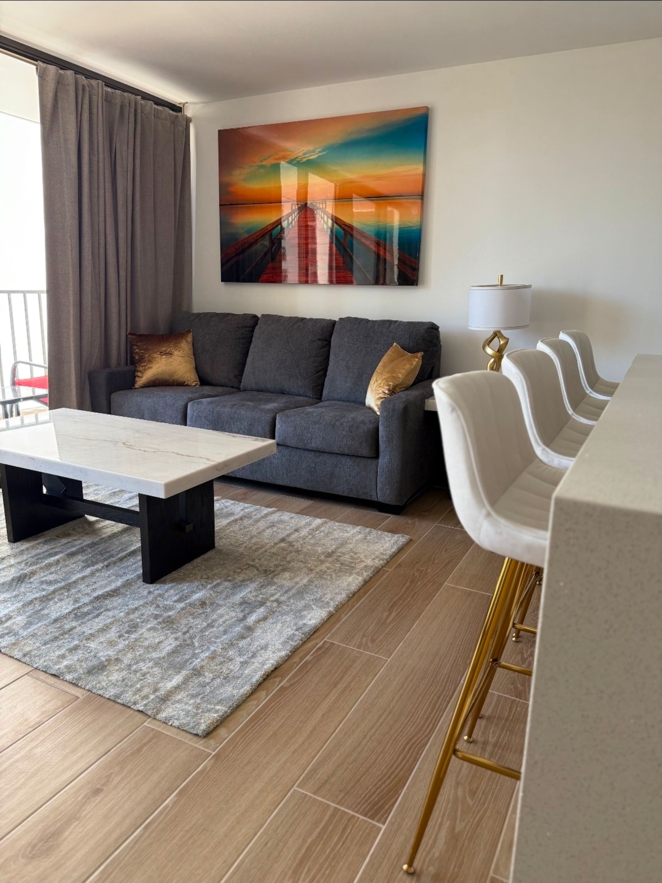 Prime location newly renovated 1 bedroom Waikiki - Image 2