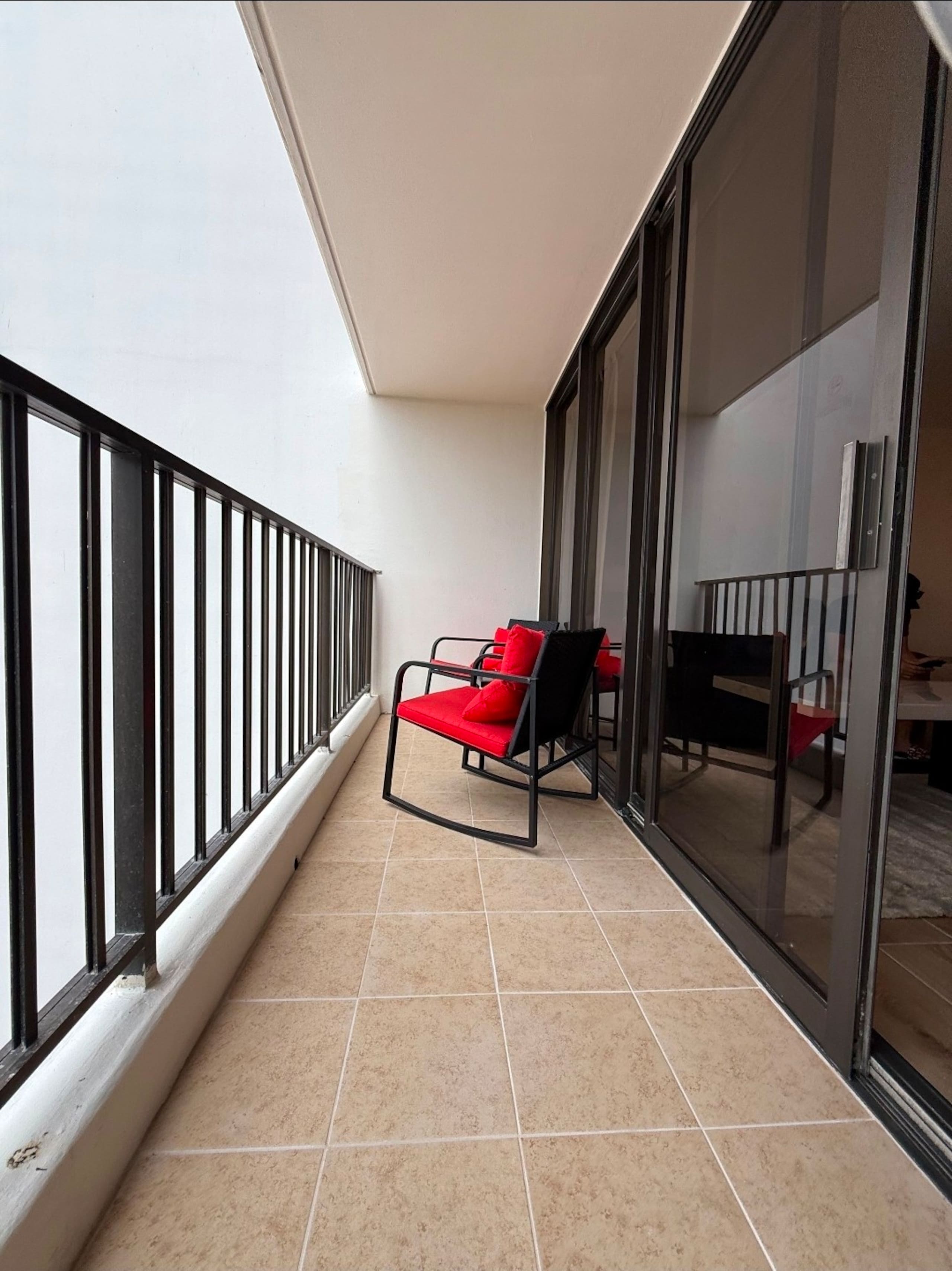Prime location newly renovated 1 bedroom Waikiki - Image 10