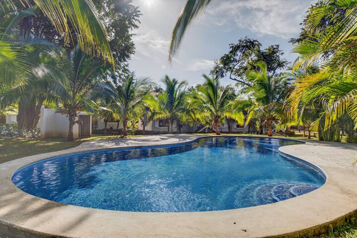 Modern Condo w/ Pool in Coco Beach